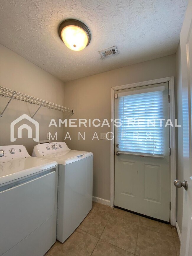 Building Photo - Home for Rent in Montgomery with Fenced in Backyard!!! New LVP Flooring! View with 48 Hours Notic...