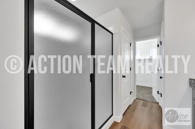 Building Photo - Single Family Home in Syracuse!