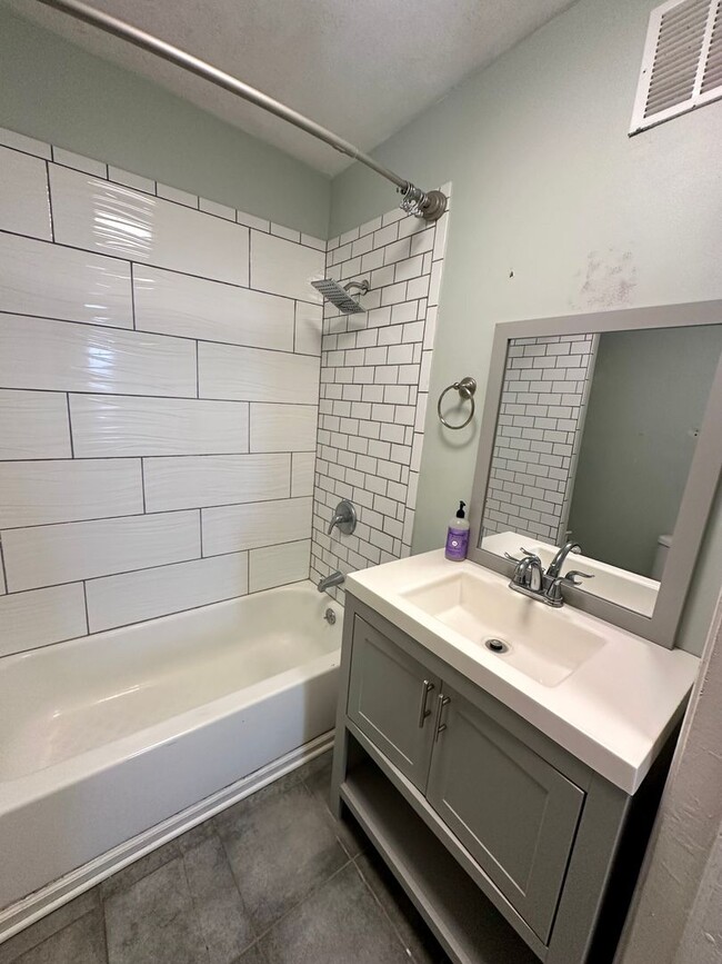 Building Photo - 2 BED | 1 BATH | BACKYARD | EASTSIDE (Anderson and E 31st)