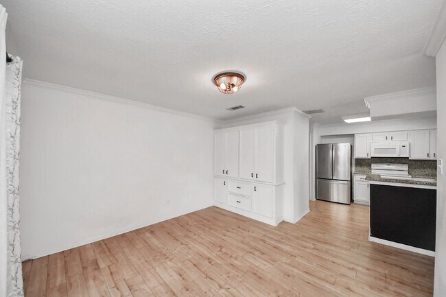 Building Photo - 12755 Mill Ridge Dr