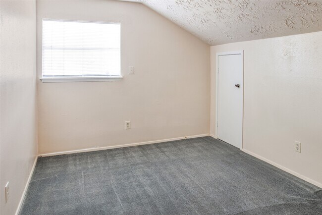 Building Photo - 10025 Rosbrook Dr