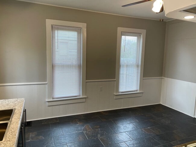 Building Photo - Charming 2-Bed, 1.5-Bath Single family hom...