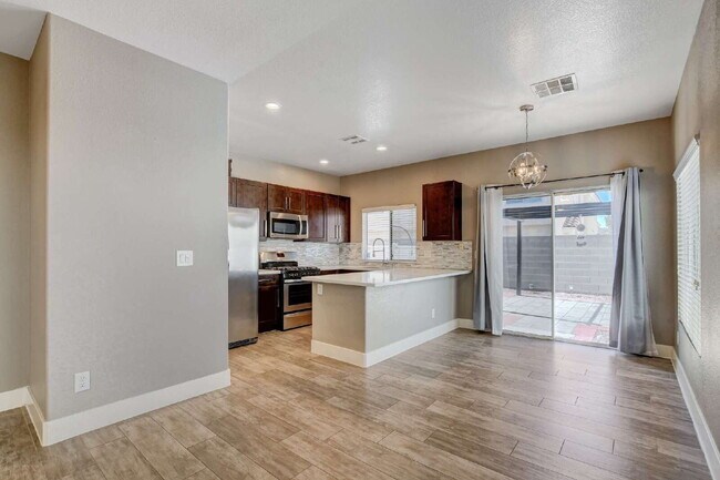 Building Photo - "Charming 2-Bedroom Townhouse Retreat with 2.5 Baths in South Henderson -with Backyard “