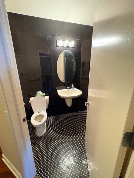 Building Photo - 420 E Waterside Dr