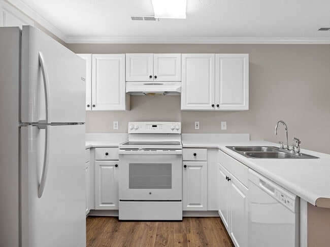 Building Photo - Freshly Renovated 2 BR, 2.5 BA Townhome Mi...