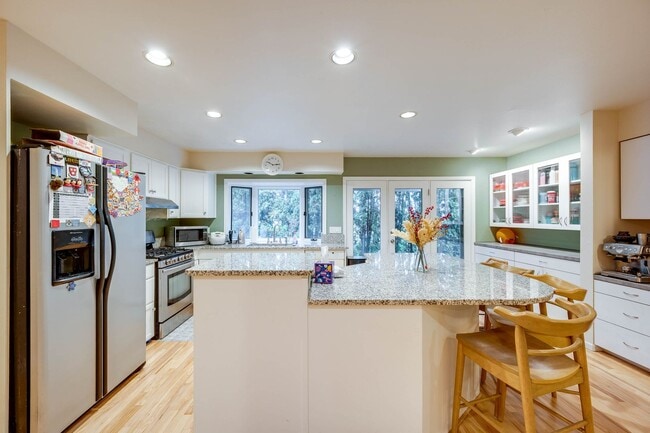 Building Photo - Luxury Rental: Chef’s Kitchen, Hot Tub & Room to Entertain