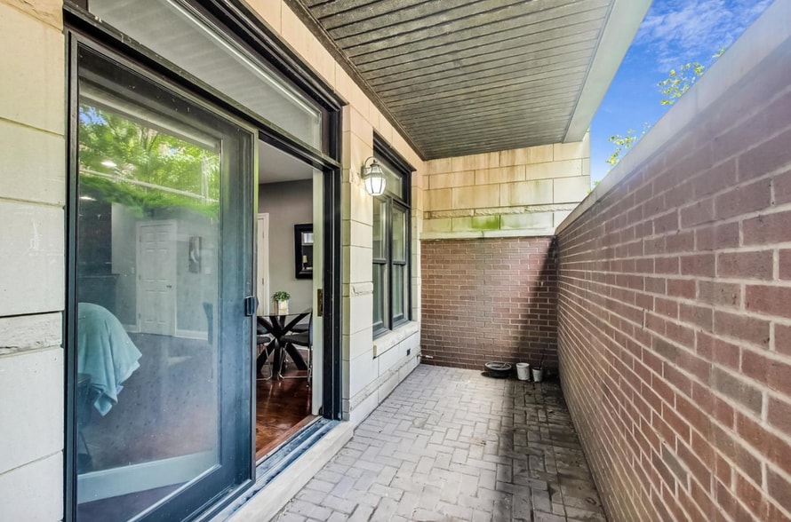 Building Photo - 453 N May St