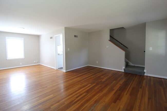 Building Photo - August FREE On This 2 Bedroom 1 Bath Duple...