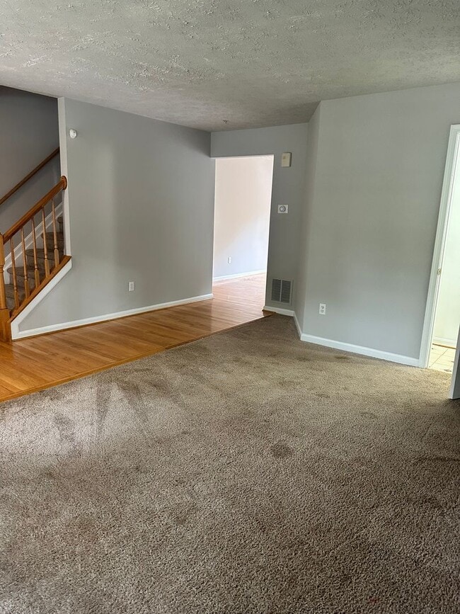Building Photo - Spacious Townhome for Rent! Finished Basement! W/D! Available Now!
