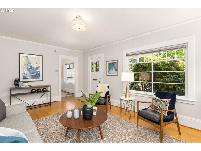 Building Photo - Charming 2-Bedroom Gem with Spacious Living Room and Bright Open Kitchen!