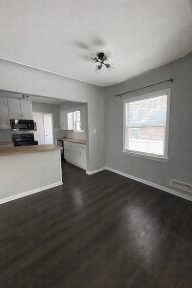 Building Photo - 5306 E 10th St