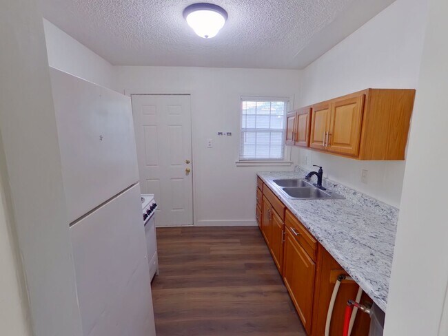 Building Photo - 1608 1/2 S Martinson