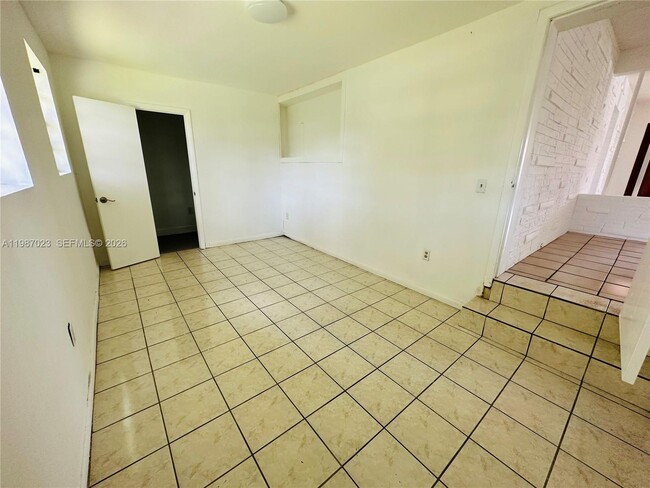 Building Photo - 5705 SW 39th St