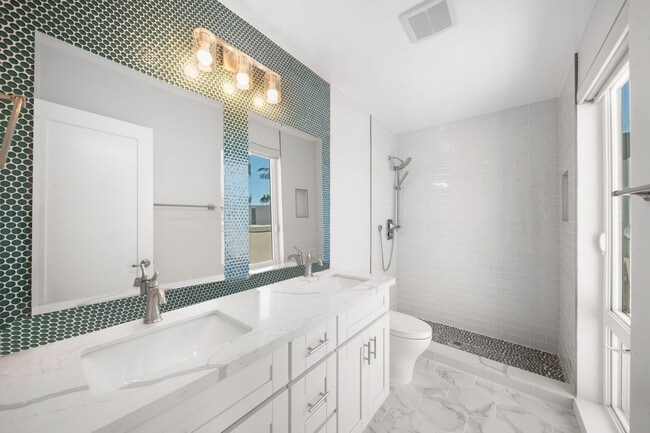 Building Photo - Stunning Fully Furnished 2 Bed/2 Bath Home in Bay Park (All Utilities Included)!