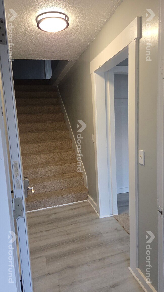 Building Photo - 418 River St