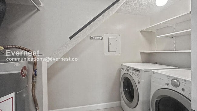 Building Photo - 2 Bed, 1.5 Bath Apartment with Carport / Pet-Friendly / Available Now!