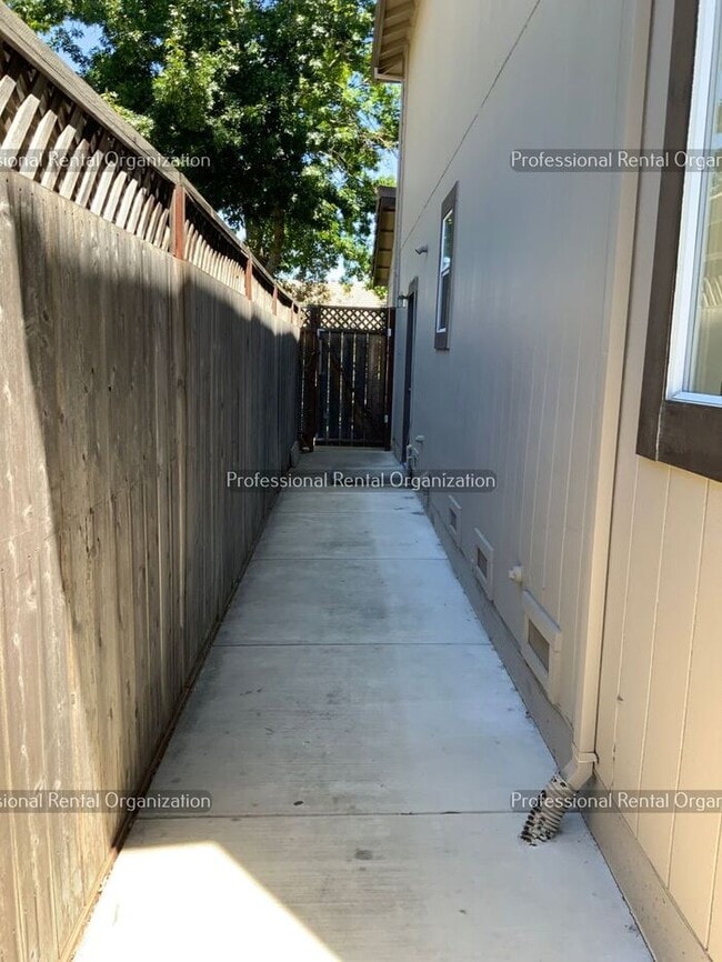 Building Photo - Beautiful Eastside 4 Bedroom, 3 Full baths in quiet neighborhood