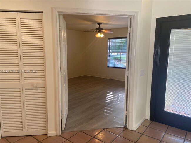 Building Photo - 659 Verona Pl