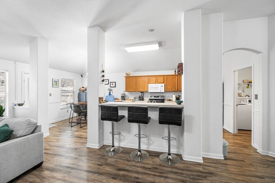 Building Photo - 13839 Bent Ridge Dr