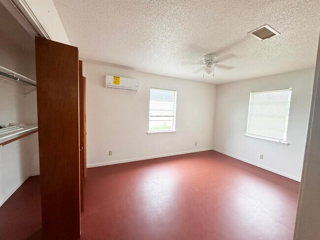 Building Photo - 132 Lake Breeze Dr