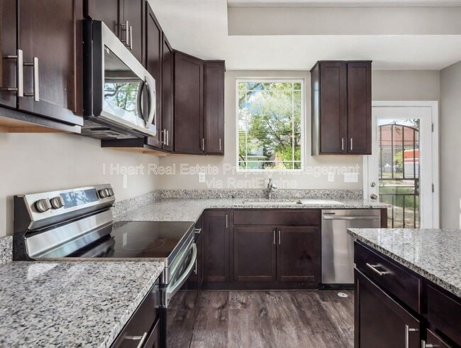 Building Photo - 33 Whitethorne Ave