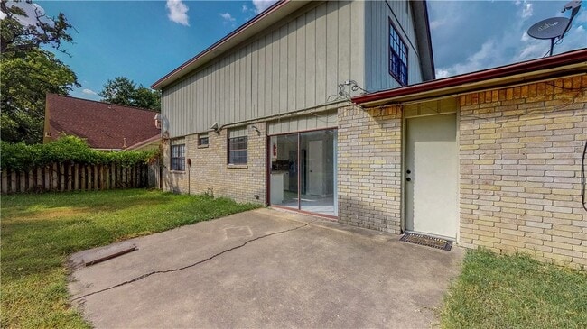 Building Photo - 1304 Merry Oaks Dr