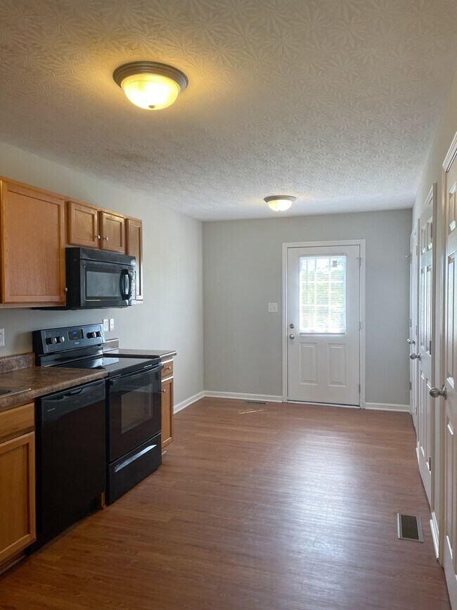 Building Photo - HALF OFF ONE MONTH AT UPPER STONE!