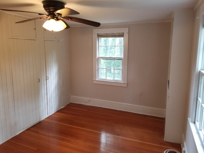 Building Photo - 126 Plainview Rd