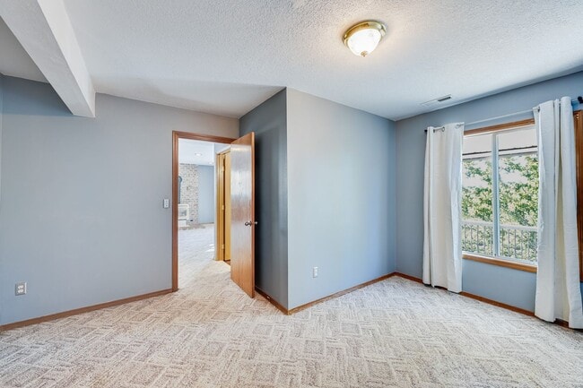 Building Photo - Beautiful 4 Bed, 4 Bath Rental Home in Gre...