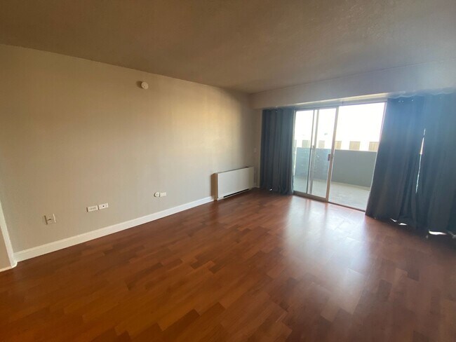 Building Photo - 1 bedroom High Rise Living Downtown