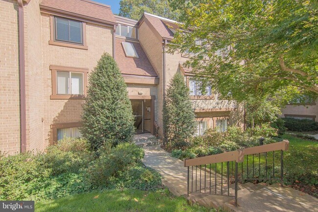 Building Photo - 1665 Parkcrest Cir