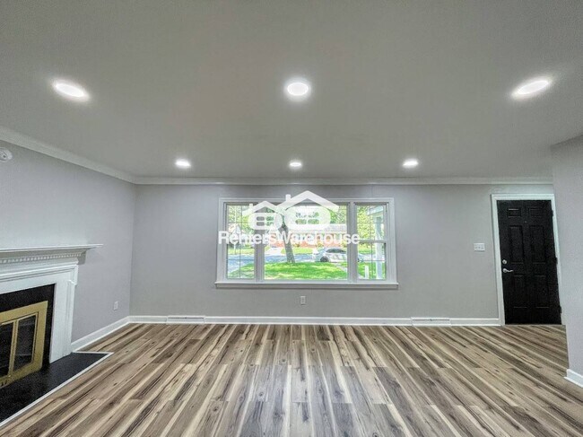 Building Photo - 5 Paddock Dr