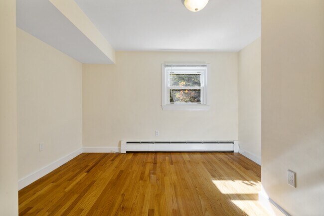 Building Photo - 27 Hermon St