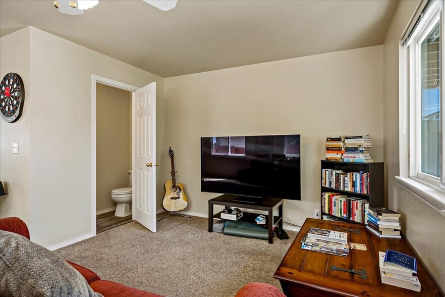 Building Photo - 3013 W Pleasanton Ave