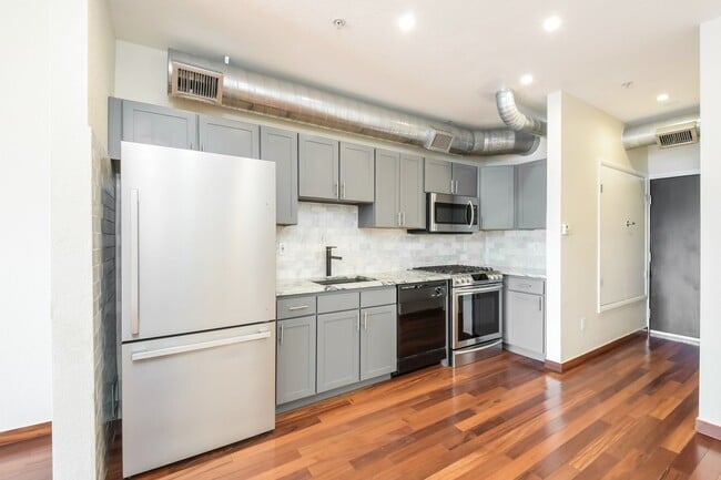 Building Photo - Top Level One Bedroom Condo in Rhino