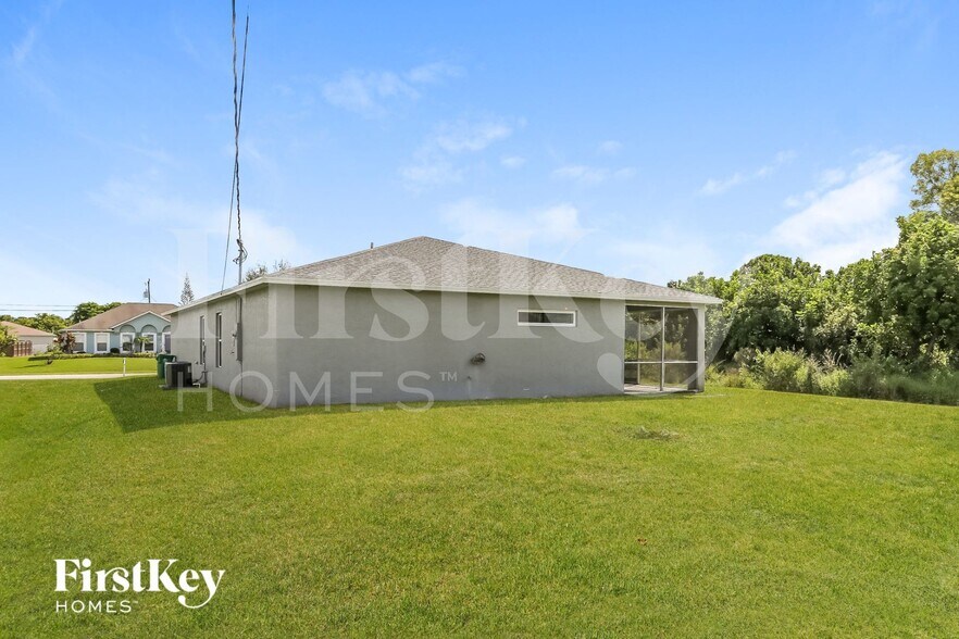 Building Photo - 461 SW Kestor Dr