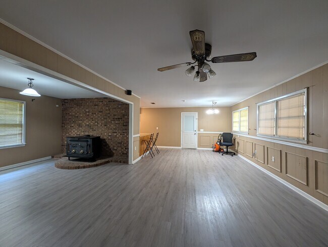 Building Photo - 701 Waters Dr