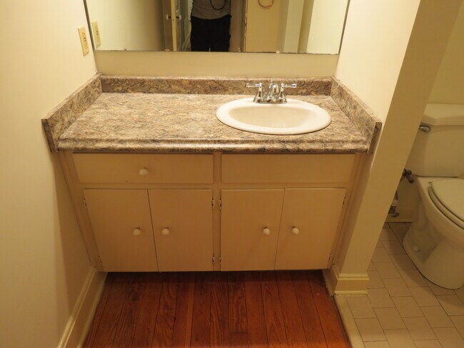 bathroom sink - 360 Winthrop Ct