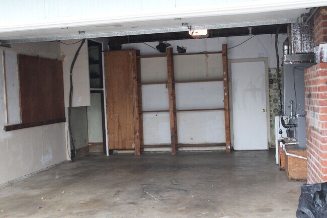 Building Photo - Charming 3 Bed 1 Bath House on tree lined ...