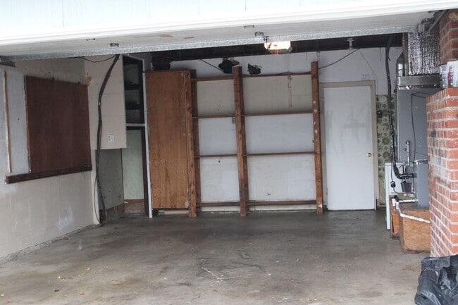 Building Photo - Charming 3 Bed 1 Bath House on tree lined street