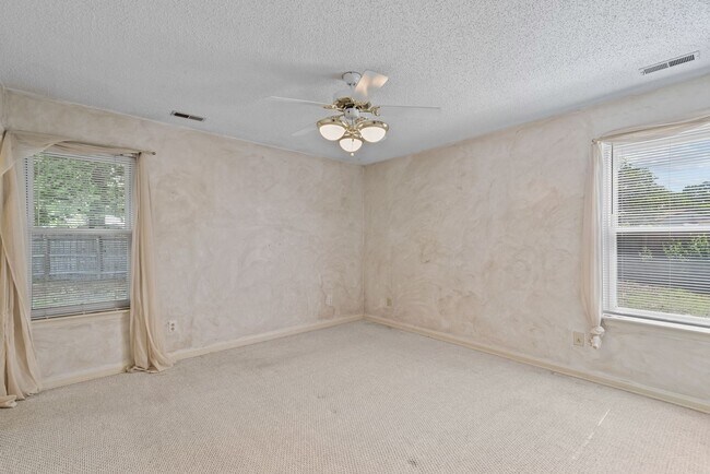 Building Photo - Charming 3-Bedroom Ranch in Quiet Chesapea...