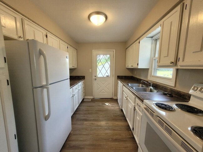 Building Photo - Cozy two bedroom home, pet friendly!