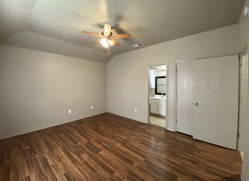 Building Photo - 3210 Toledo Dr