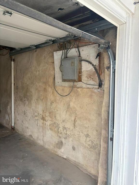 Building Photo - 6714 Woolston Ave