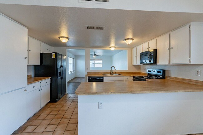 Building Photo - 4501 W Cinnabar Ave