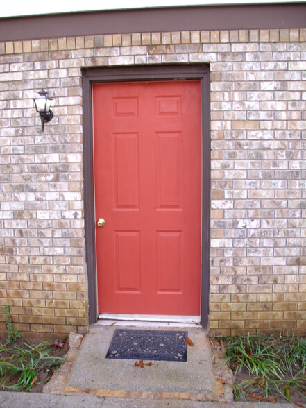 Front Door JA 1 Unite Studio Apartment - 2177 Kings Mountain Dr NE