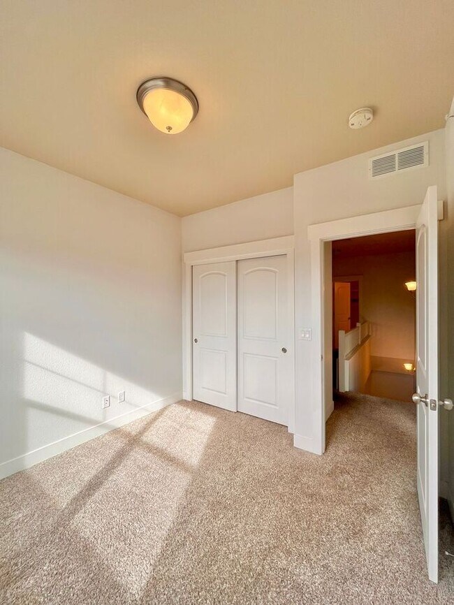 Building Photo - 3 Bedroom / 2.5 Bath Condo with 1 car attached garage in Fossil Lake Subdivision in Fort Collins, CO