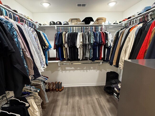 Building Photo - 9916 Kaspar Dr