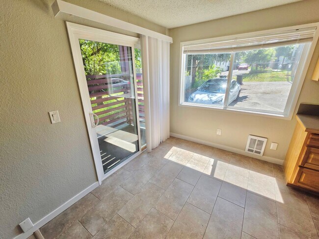 Building Photo - Luminous & Spacious apartments with Private Balcony in Tacoma