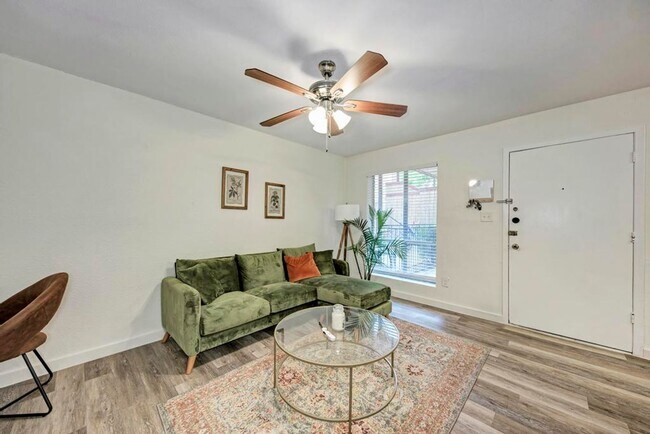 Building Photo - WASHER / DRYER, WOOD FLOORS OPEN LIVING LAYOUT !!